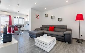 Red Velvet 1 Bdr Flat With Balcony By Lovelystay